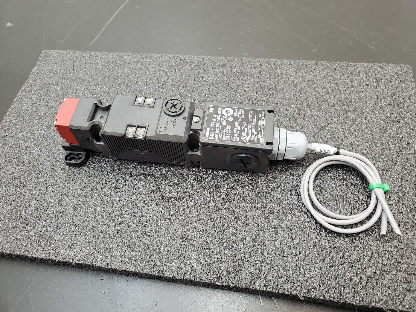 Omron STI D4GL-2FFA-A Guard Lock Safety Door Switch Interlock w/ Manual Override