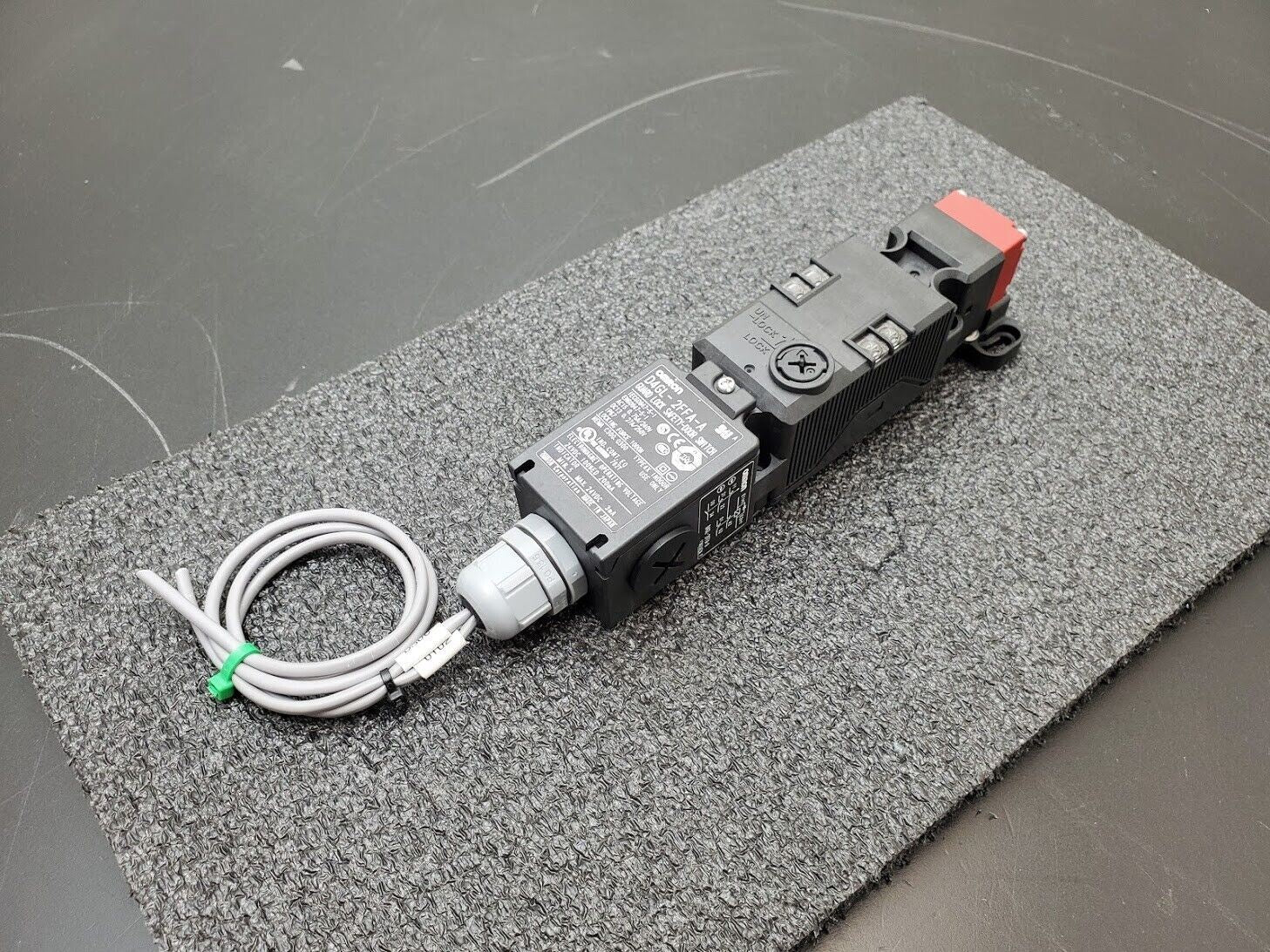 Omron STI D4GL-2FFA-A Guard Lock Safety Door Switch Interlock w/ Manual Override
