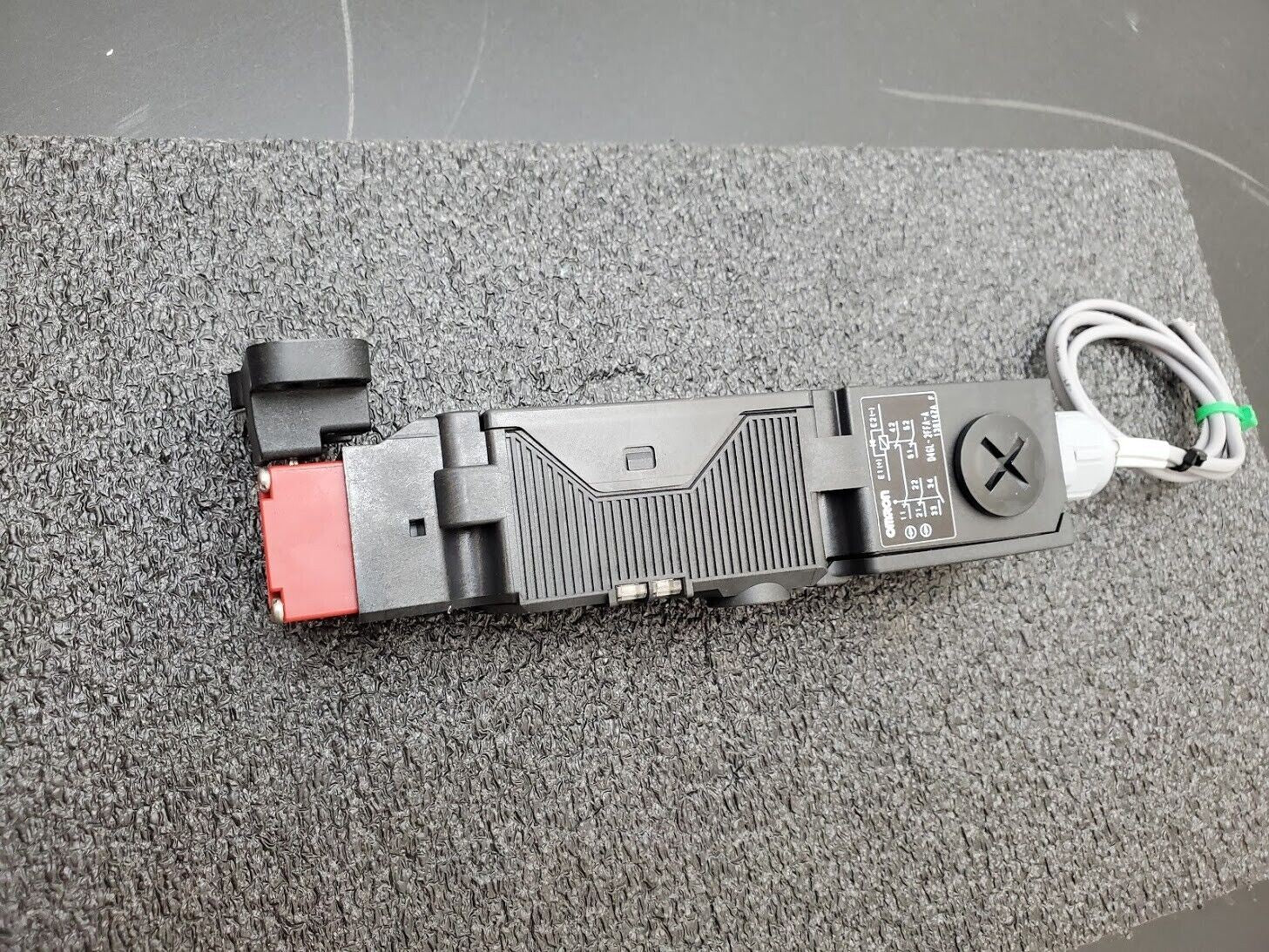 Omron STI D4GL-2FFA-A Guard Lock Safety Door Switch Interlock w/ Manual Override