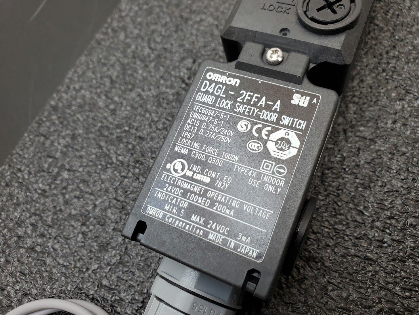 Omron STI D4GL-2FFA-A Guard Lock Safety Door Switch Interlock w/ Manual Override
