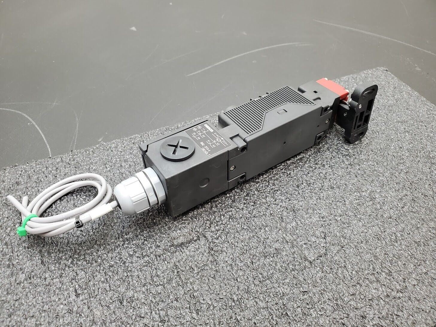 Omron STI D4GL-2FFA-A Guard Lock Safety Door Switch Interlock w/ Manual Override