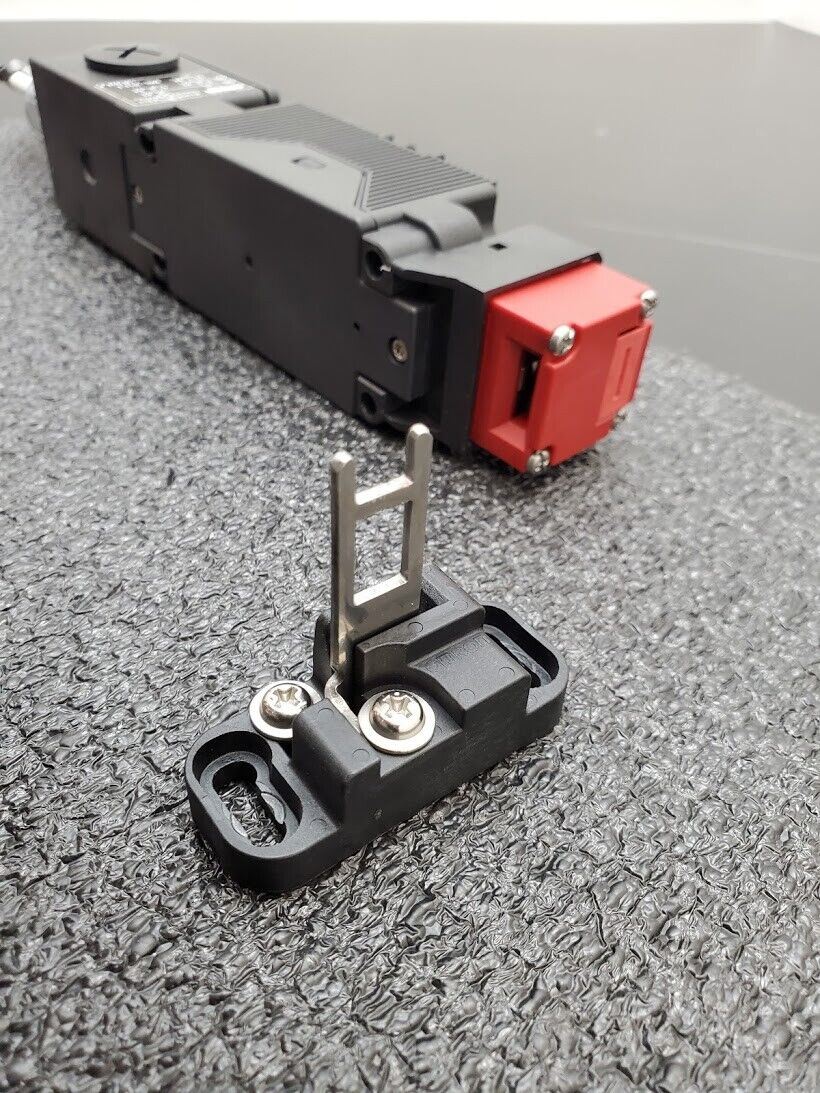 Omron STI D4GL-2FFA-A Guard Lock Safety Door Switch Interlock w/ Manual Override