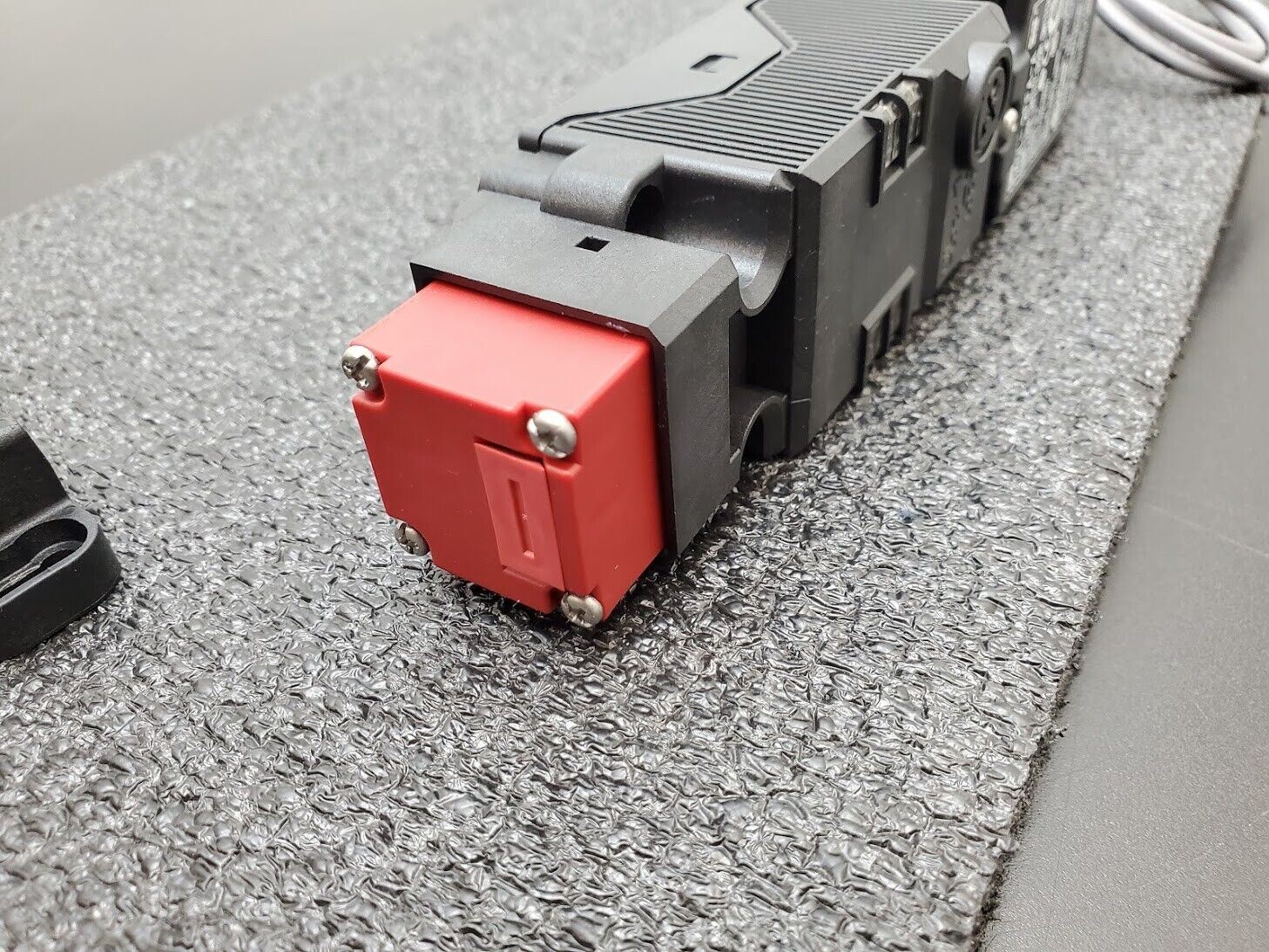 Omron STI D4GL-2FFA-A Guard Lock Safety Door Switch Interlock w/ Manual Override