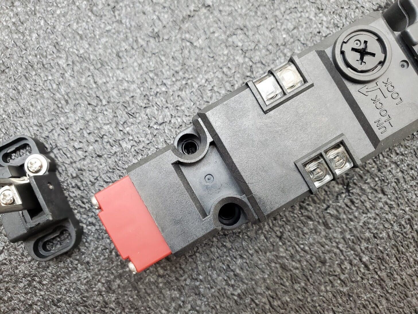 Omron STI D4GL-2FFA-A Guard Lock Safety Door Switch Interlock w/ Manual Override