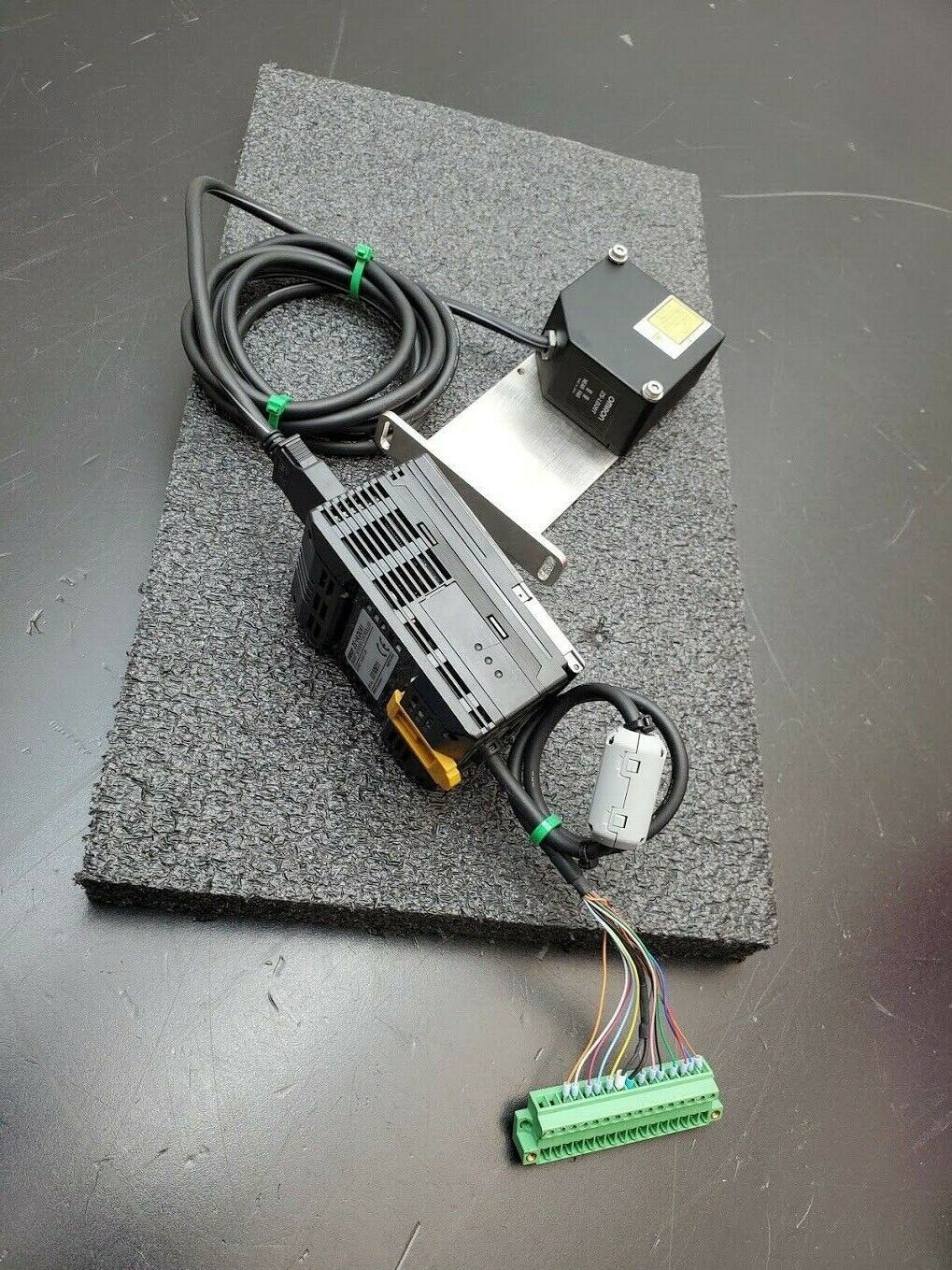 Omron ZS-HLDC41 Smart Sensor Controller + ZS-LD20T Laser Distance Meter Sensor