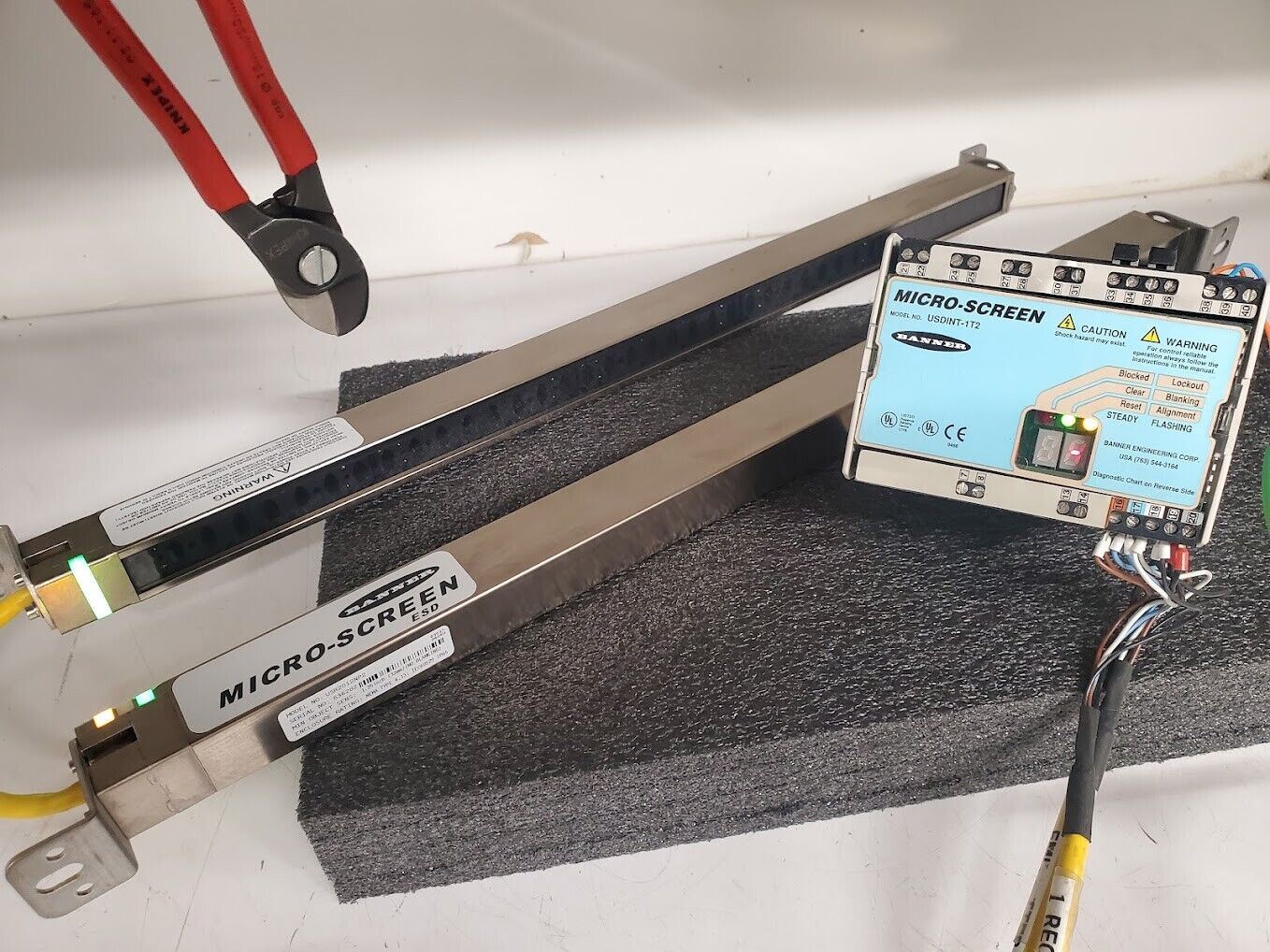 Banner USE2012NP2 & USR2012NP2 MICRO-SCREEN 20" Light Curtain Screen Set B