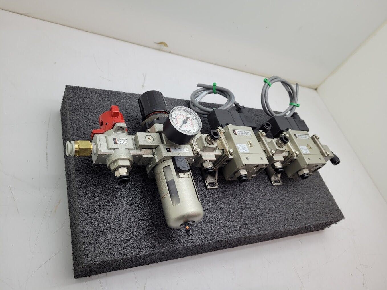SMC Regulator NAW3000-N02 Stack On/Off 2x AV3000-03-5DZ 24VDC Soft Start Valves