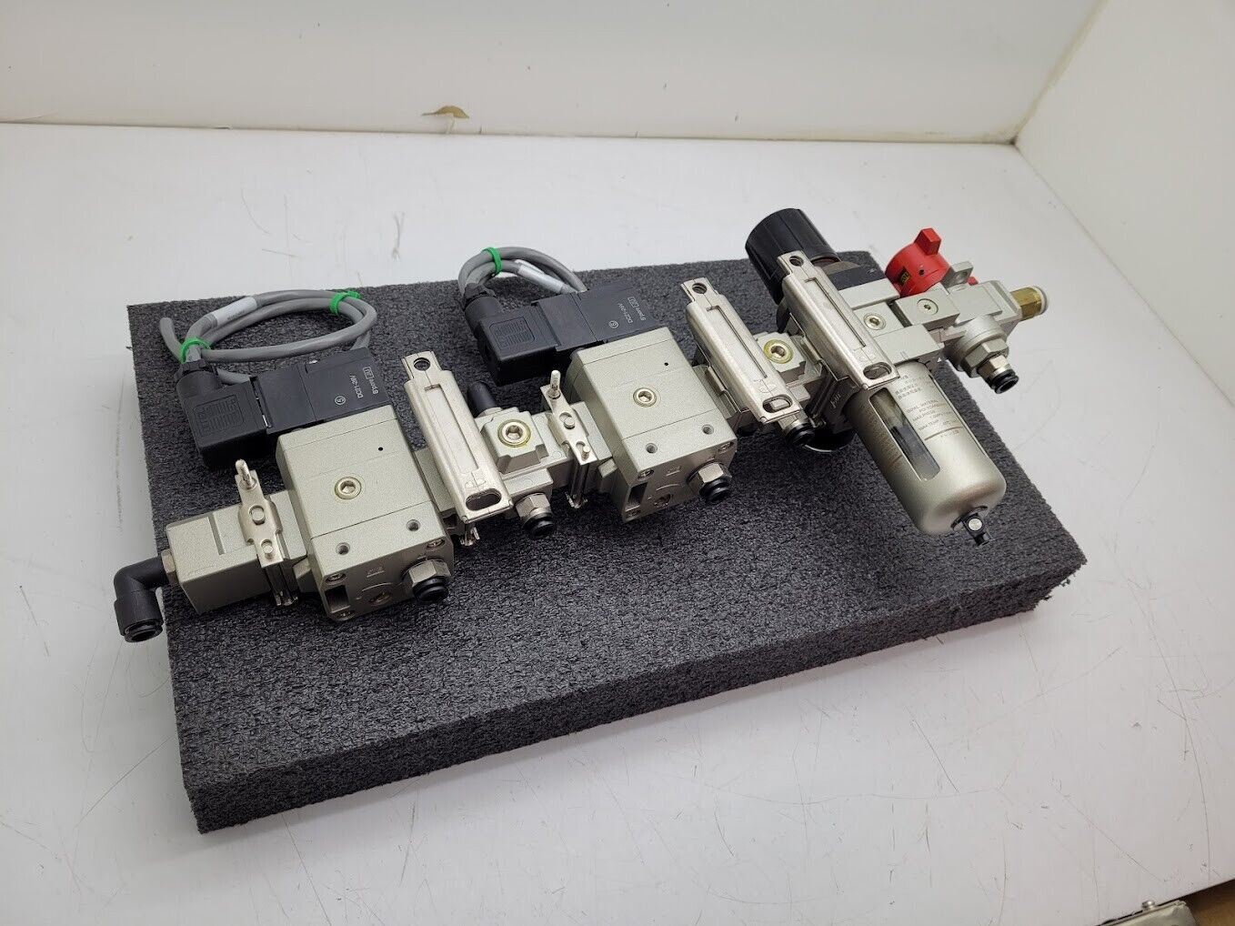 SMC Regulator NAW3000-N02 Stack On/Off 2x AV3000-03-5DZ 24VDC Soft Start Valves