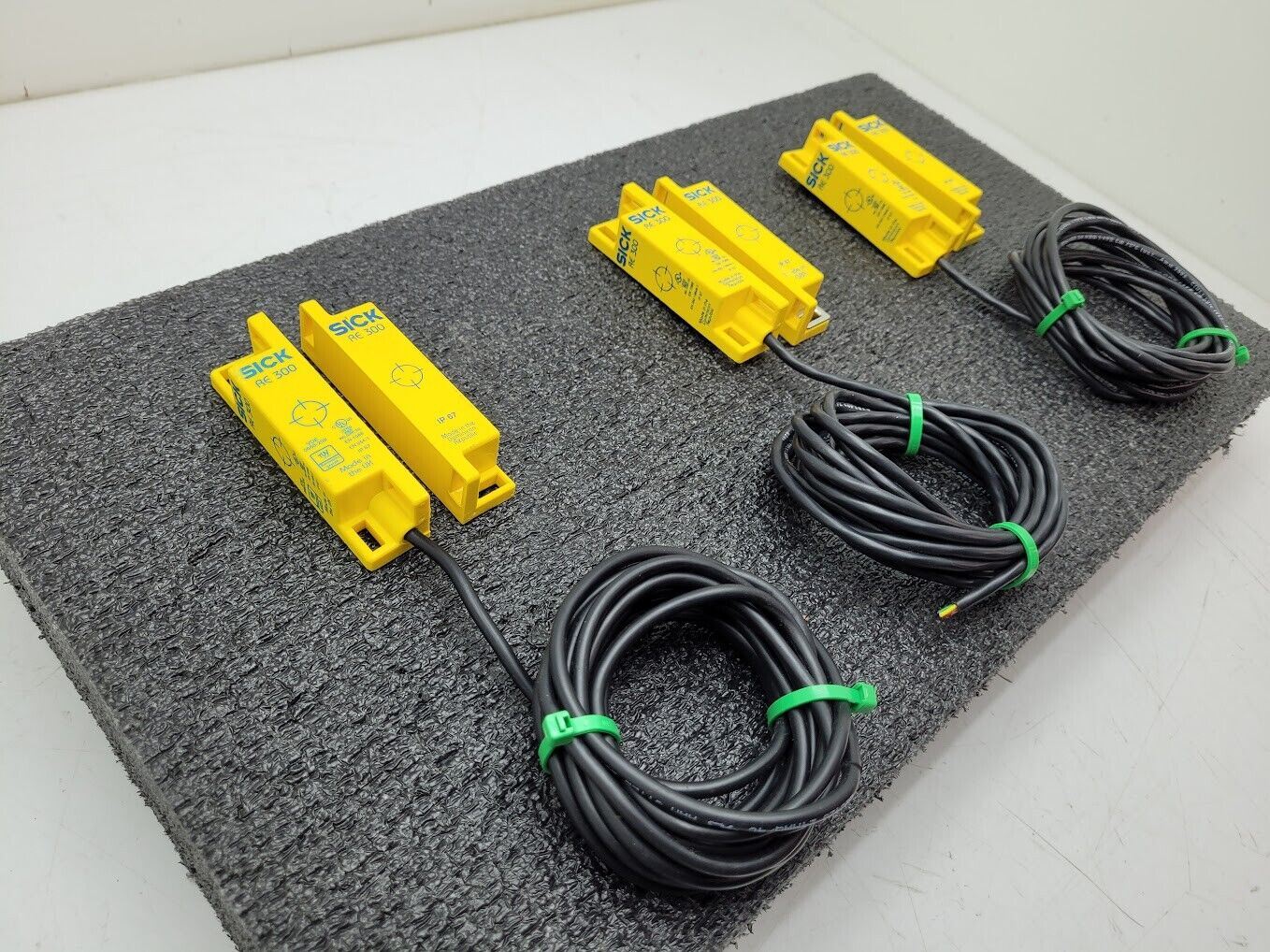 Lot of 3 Sick RE300-DA03P Safety Switch Non Contact w/Actuator 5' Cable 6025080