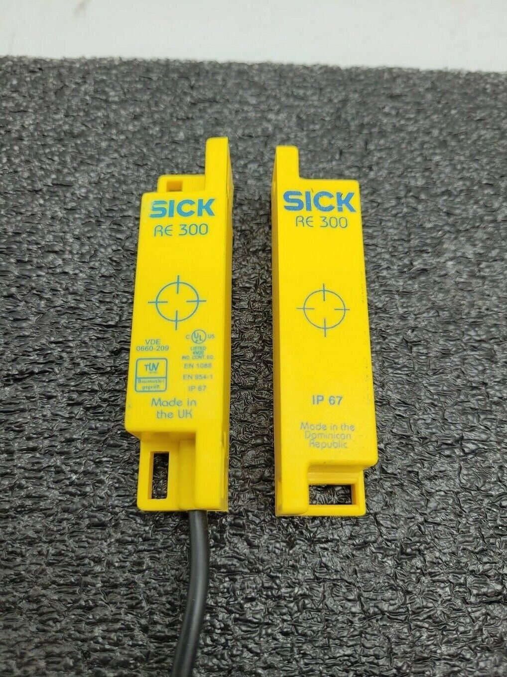 Lot of 3 Sick RE300-DA03P Safety Switch Non Contact w/Actuator 5' Cable 6025080