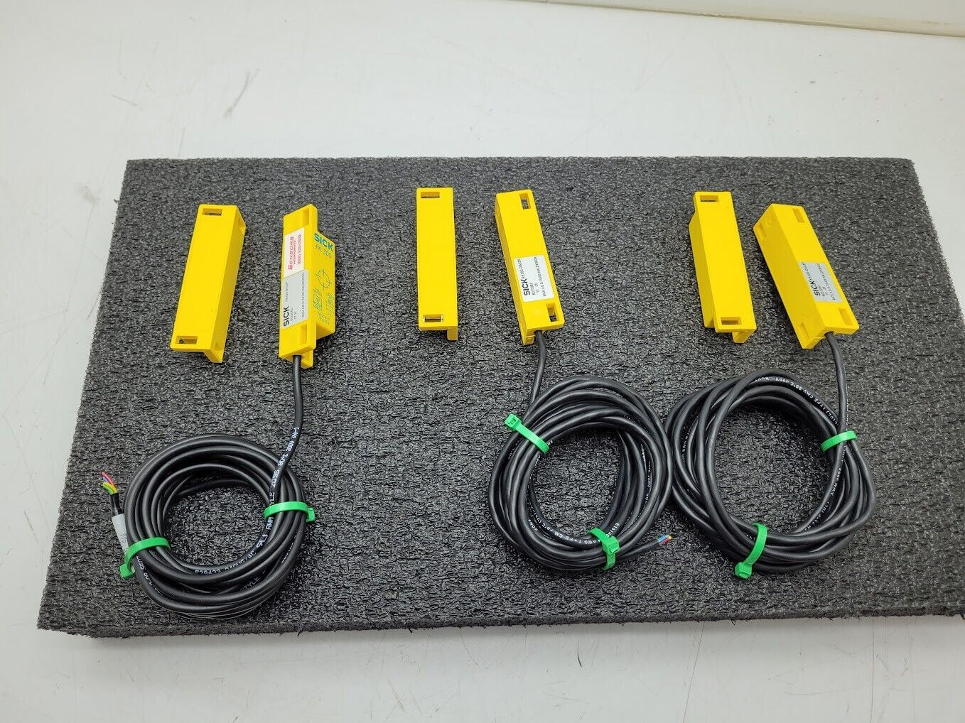 Lot of 3 Sick RE300-DA03P Safety Switch Non Contact w/Actuator 5' Cable 6025080