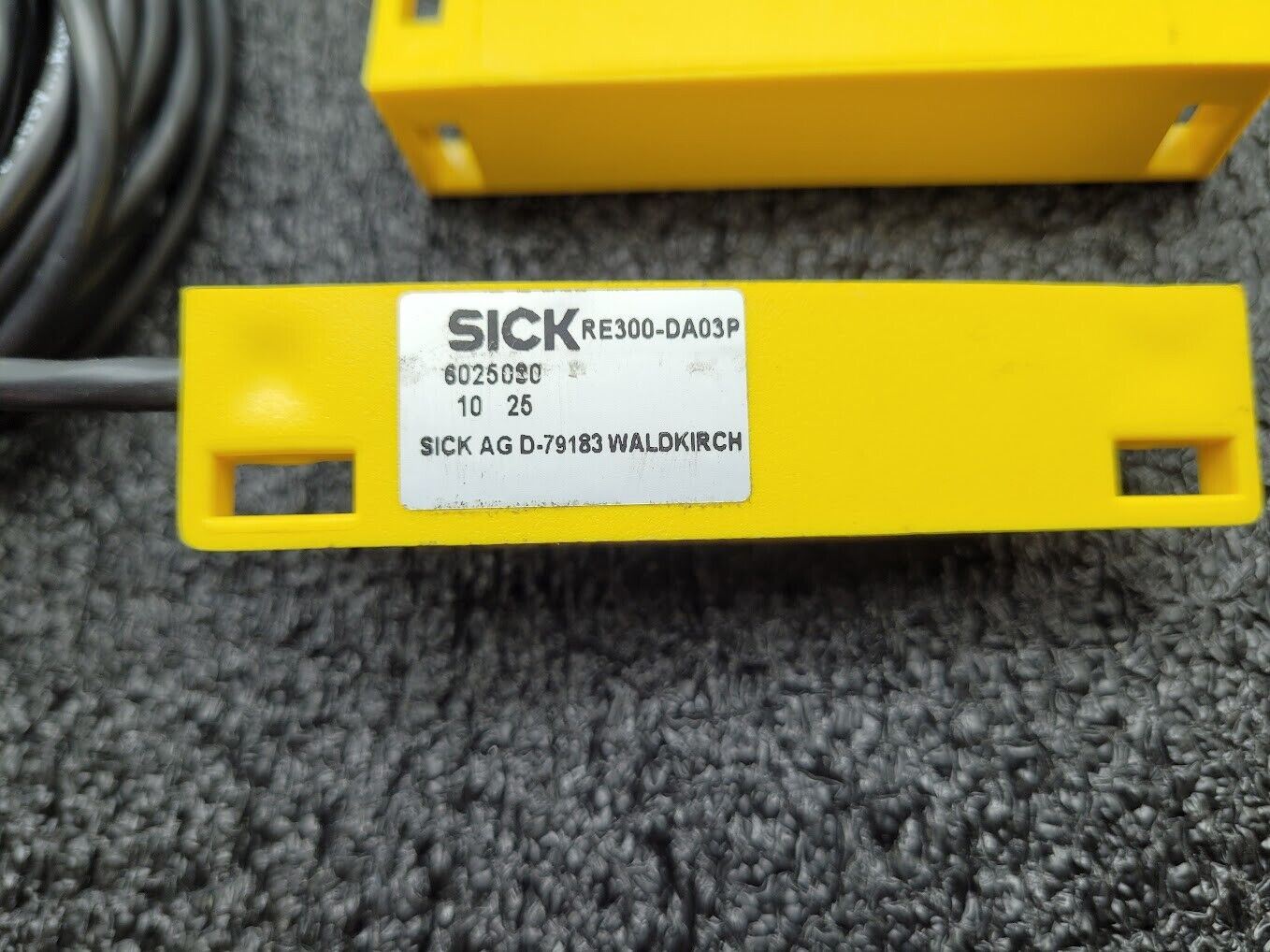Lot of 3 Sick RE300-DA03P Safety Switch Non Contact w/Actuator 5' Cable 6025080
