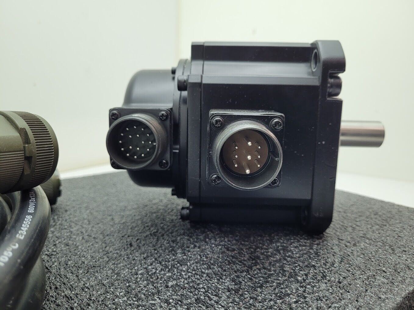 Automation Direct Sure Servo Motor SVM-210 AC 1kW 200V 5.6A 2000RPM w/ Cables