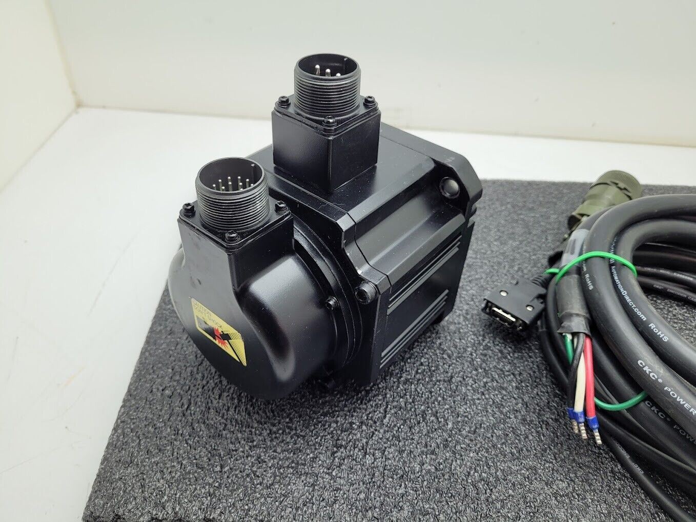 Automation Direct Sure Servo Motor SVM-210 AC 1kW 200V 5.6A 2000RPM w/ Cables