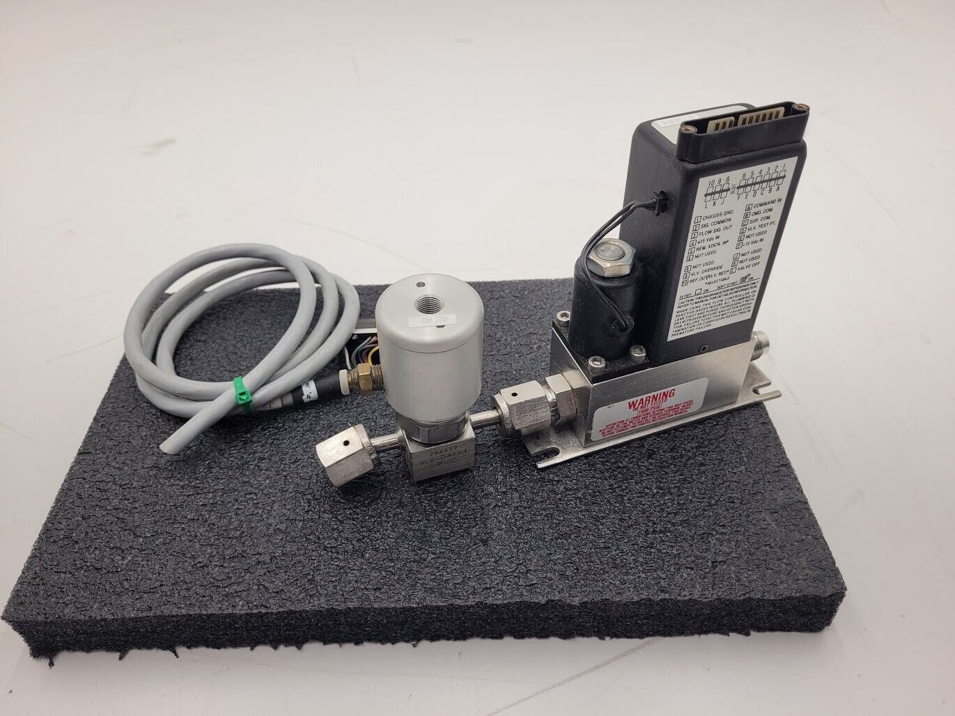 Brooks Instrument 5850E Mass Flow Controller MFC 5850E O2 Oxygen Gas 300 SCCM