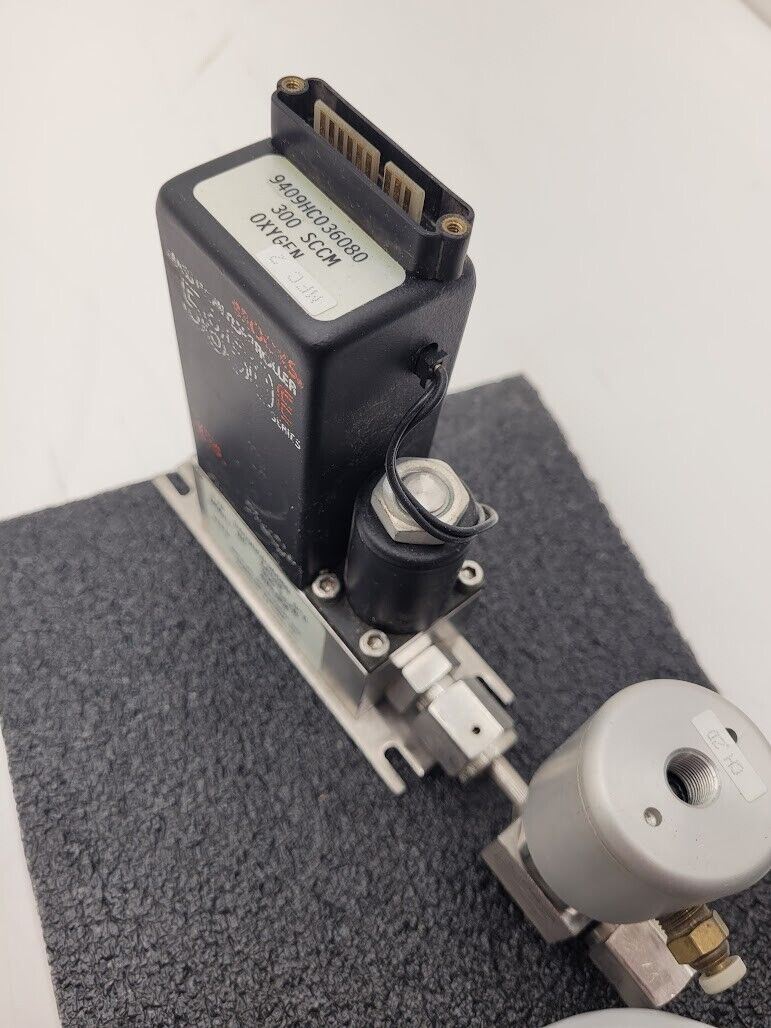 Brooks Instrument 5850E Mass Flow Controller MFC 5850E O2 Oxygen Gas 300 SCCM