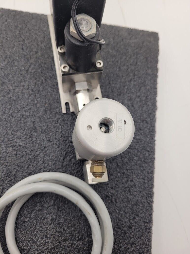 Brooks Instrument 5850E Mass Flow Controller MFC 5850E O2 Oxygen Gas 300 SCCM