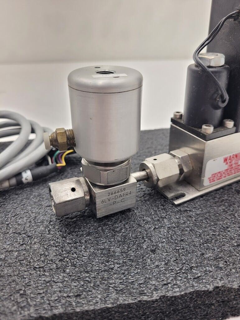 Brooks Instrument 5850E Mass Flow Controller MFC 5850E O2 Oxygen Gas 300 SCCM