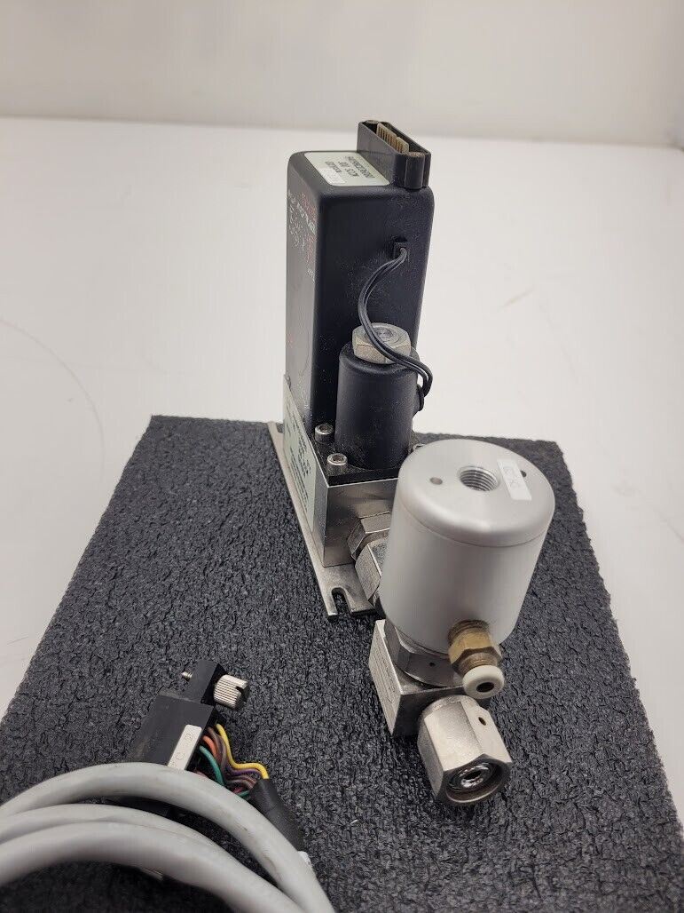 Brooks Instrument 5850E Mass Flow Controller MFC 5850E O2 Oxygen Gas 300 SCCM