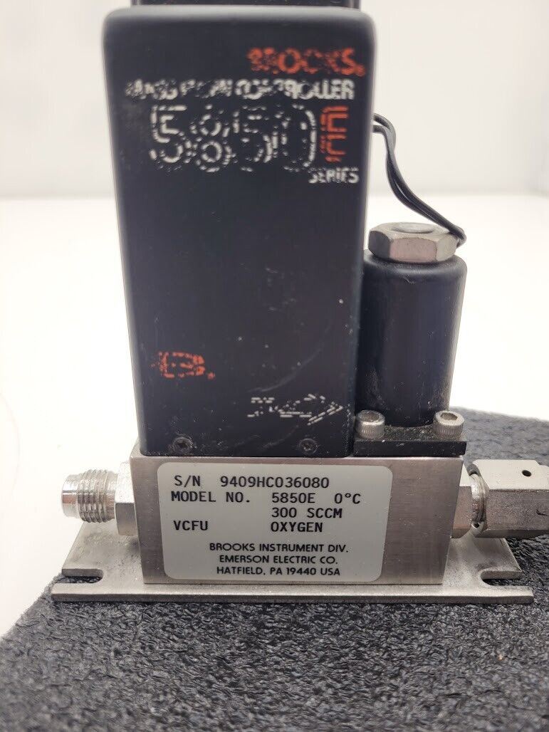 Brooks Instrument 5850E Mass Flow Controller MFC 5850E O2 Oxygen Gas 300 SCCM