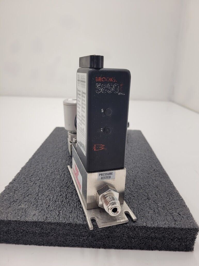 Brooks Instrument 5850E Mass Flow Controller MFC 5850E O2 Oxygen Gas 300 SCCM