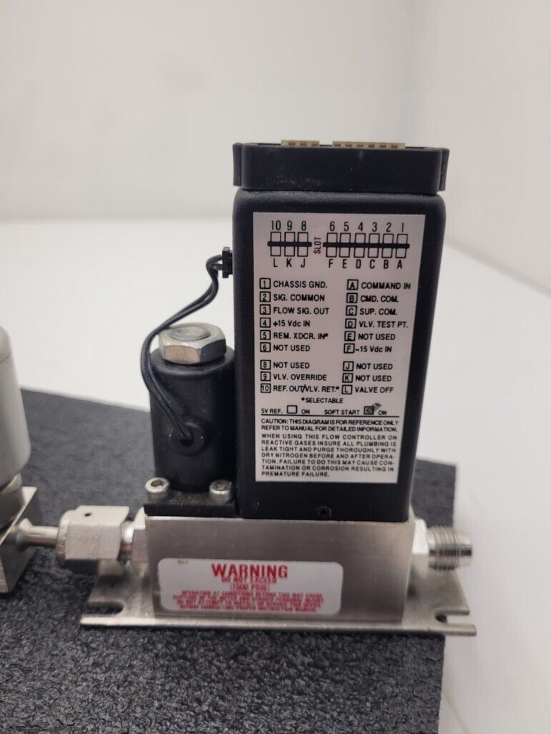 Brooks Instrument 5850E Mass Flow Controller MFC 5850E O2 Oxygen Gas 300 SCCM