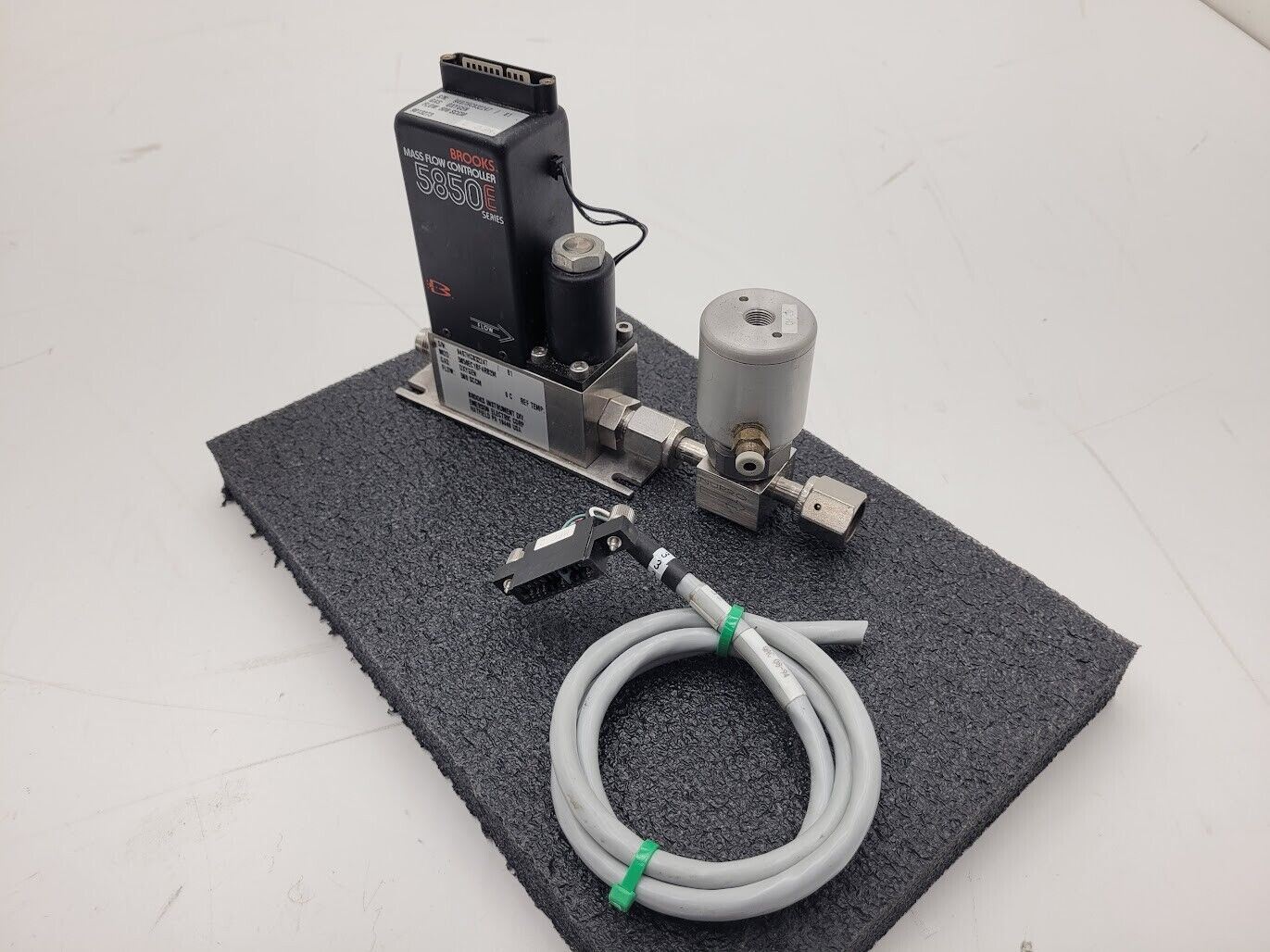 Brooks Instrument 5850E Mass Flow Controller MFC 5850E O2 Oxygen Gas 500 SCCM