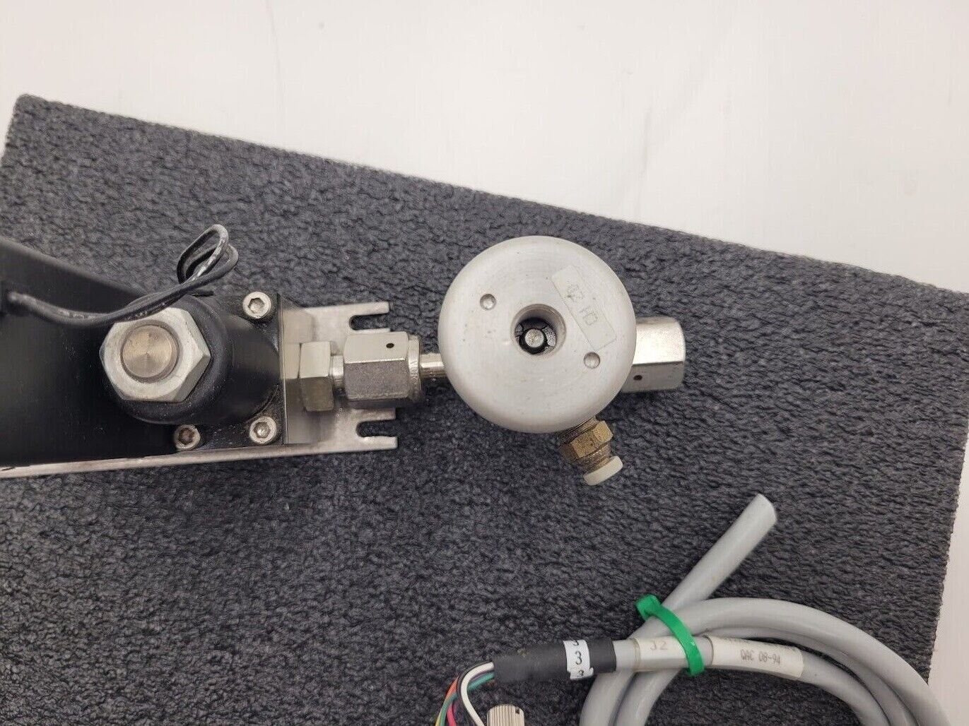 Brooks Instrument 5850E Mass Flow Controller MFC 5850E O2 Oxygen Gas 500 SCCM