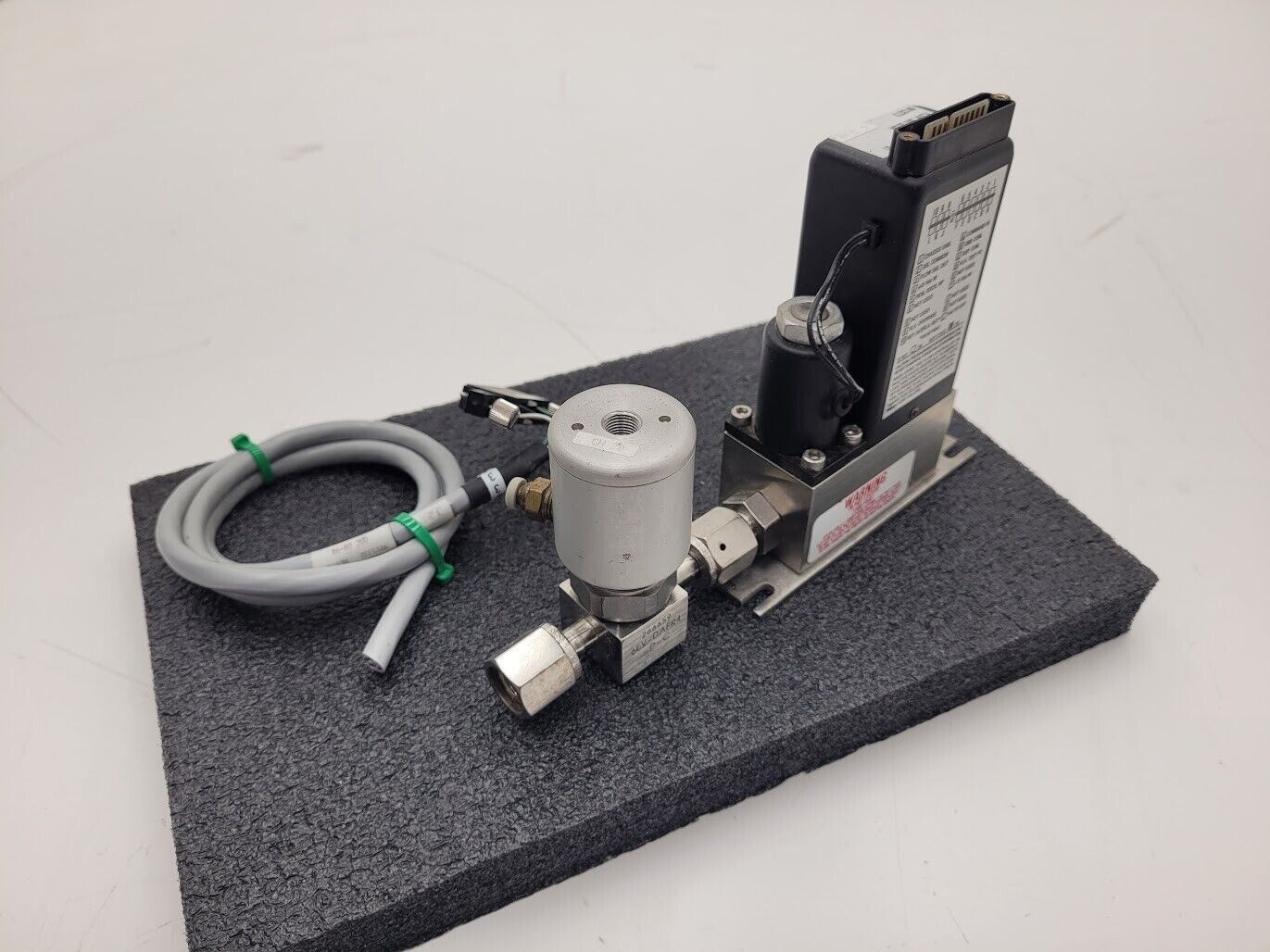 Brooks Instrument 5850E Mass Flow Controller MFC 5850E O2 Oxygen Gas 500 SCCM