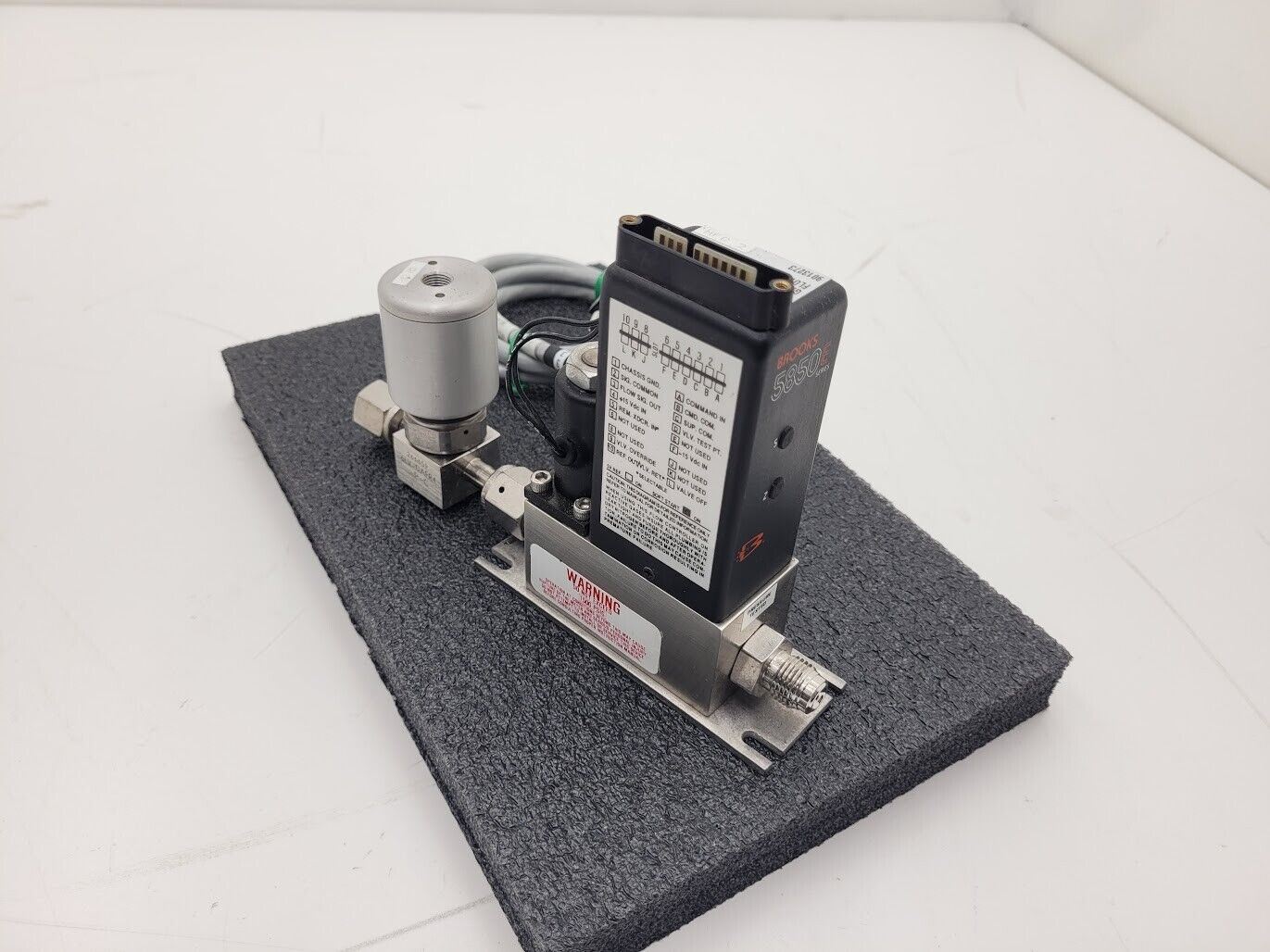 Brooks Instrument 5850E Mass Flow Controller MFC 5850E O2 Oxygen Gas 500 SCCM