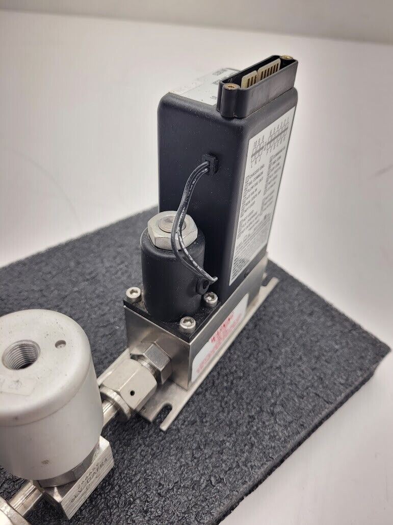 Brooks Instrument 5850E Mass Flow Controller MFC 5850E O2 Oxygen Gas 500 SCCM