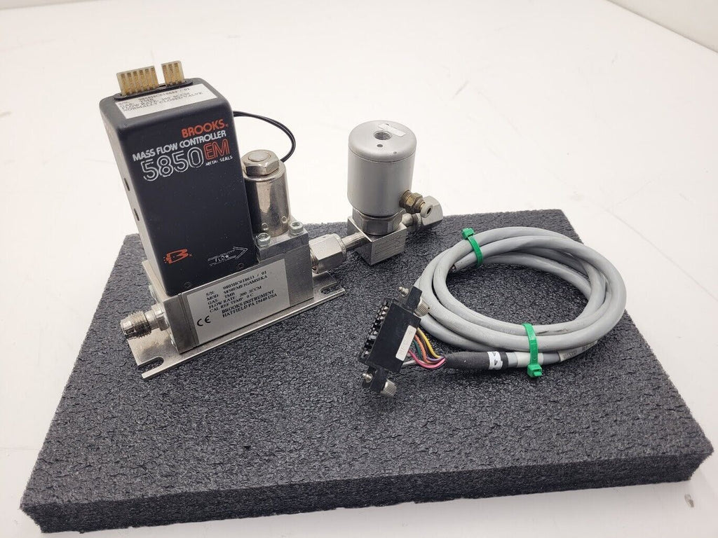 Brooks Instrument 5850EM Mass Flow Controller MFC 5850E TMB Gas 200 SCCM