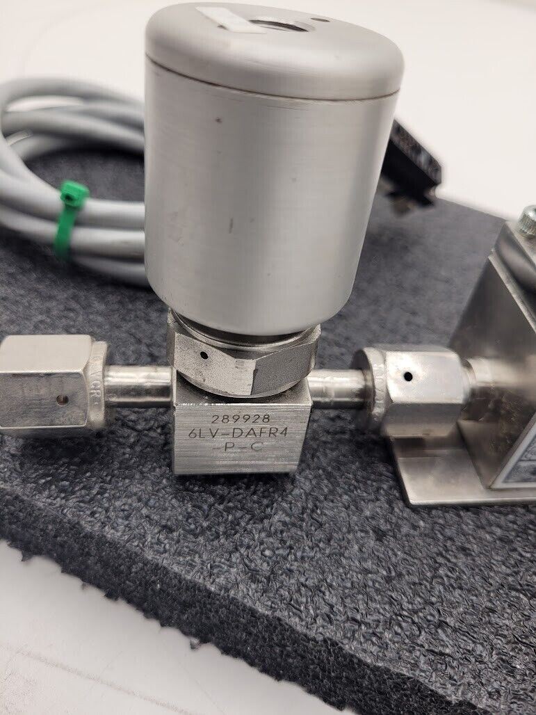 Brooks Instrument 5850EM Mass Flow Controller MFC 5850E TMB Gas 200 SCCM