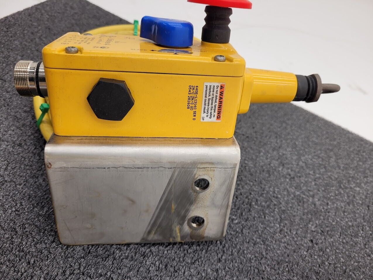 Allen Bradley 440E-L13140 Guardmaster Lifeline 4 Emergency Cable Pull Switch EMO