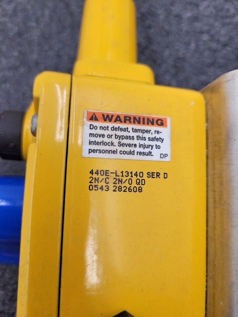 Allen Bradley 440E-L13140 Guardmaster Lifeline 4 Emergency Cable Pull Switch EMO