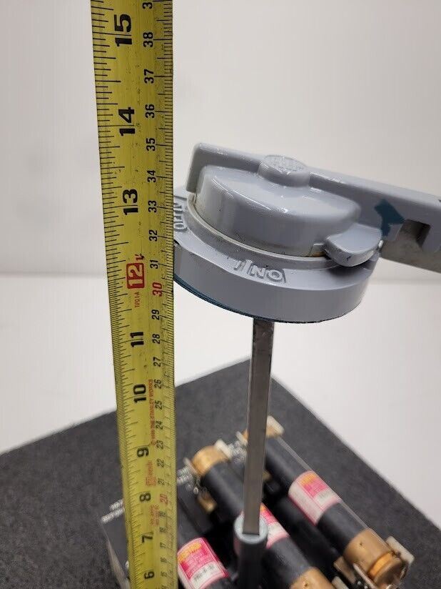 Telemecanique D10S2 Rotary Disconnect Switch With Handle 600VAC 3-Pole 50A 3PH