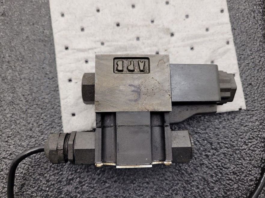 DAIKIN KSO-G02-2BA-30 KS0 AC100V 50/60Hz Solenoid Controlled Hydraulic Valve