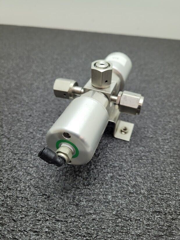Swagelok Pneumatic Diaphragm Multi Valve Manifold 6LVV-P1D212P1-AB 1/4 M/F VCR