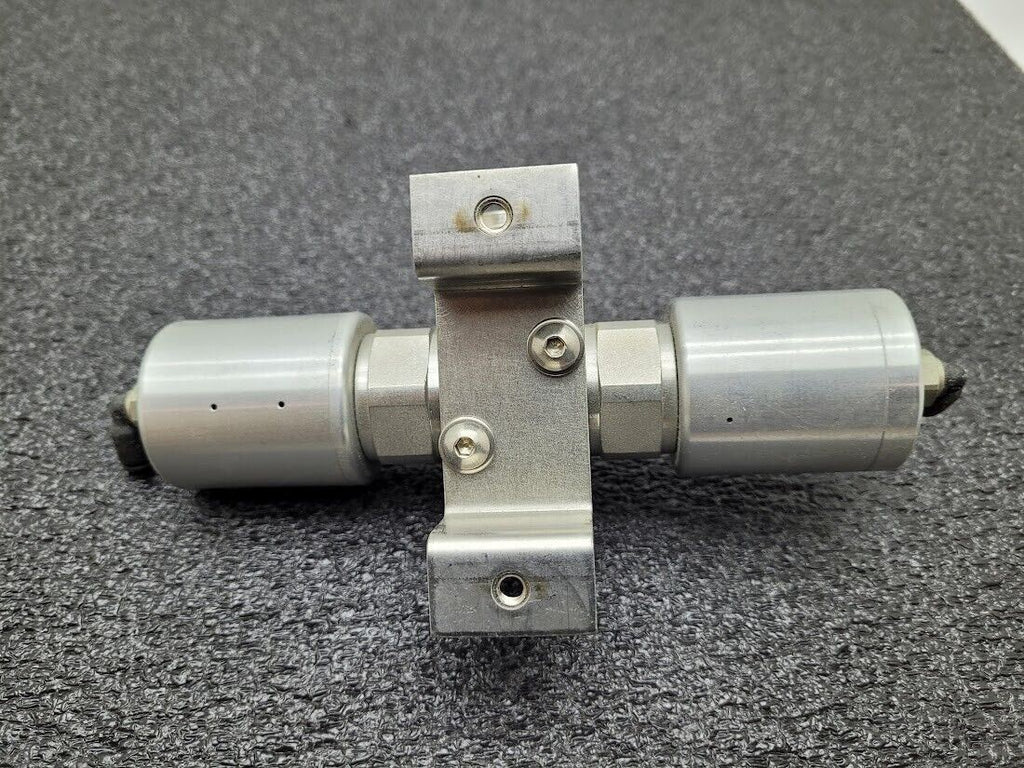 Swagelok Pneumatic Diaphragm Multi Valve Manifold 6LVV-P1D212P1-AB 1/4 M/F VCR