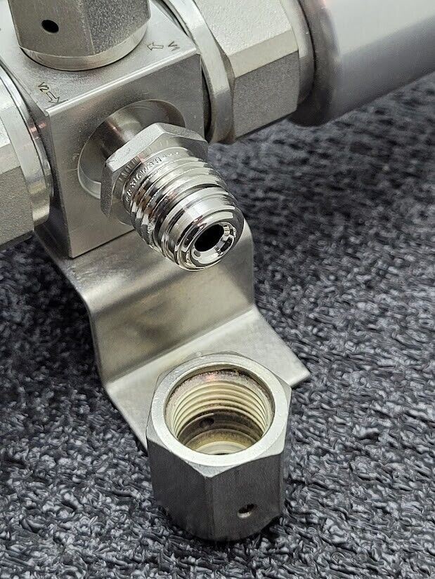 Swagelok Pneumatic Diaphragm Multi Valve Manifold 6LVV-P1D212P1-AB 1/4 M/F VCR