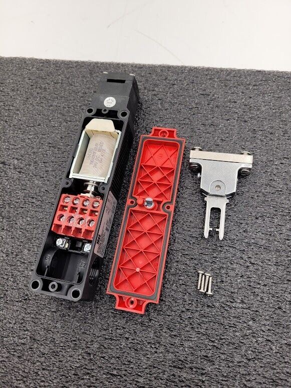 Omron STI TL4019-20241 Safety Interlock Switch 44534-2030 with Key Working Pull