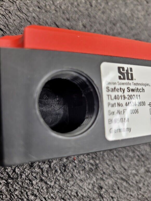 Omron STI TL4019-20241 Safety Interlock Switch 44534-2030 with Key Working Pull