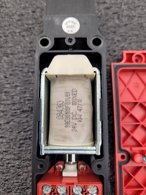 Omron STI TL4019-20241 Safety Interlock Switch 44534-2030 with Key Working Pull