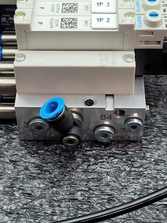 Festo Pneumatic 4 Valve Solenoid Block 3S7PLX3100H 24VDC w/ Pressure Sensor