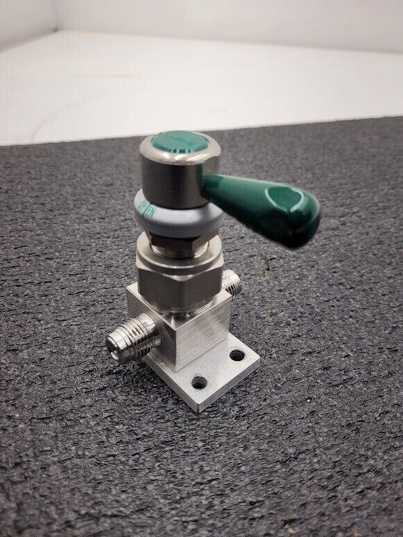 Swagelok SS-DLVCR4-RD High Pressure ON/OFF Diaphragm Valve 1/4" VCR Male Ports