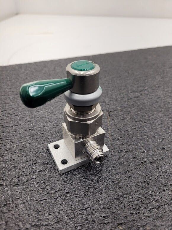 Swagelok SS-DLVCR4-RD High Pressure ON/OFF Diaphragm Valve 1/4" VCR Male Ports