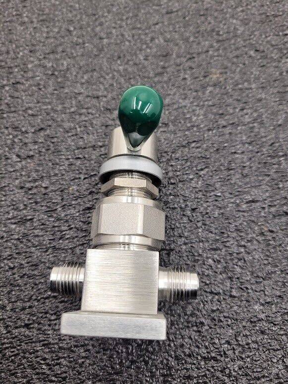 Swagelok SS-DLVCR4-RD High Pressure ON/OFF Diaphragm Valve 1/4" VCR Male Ports