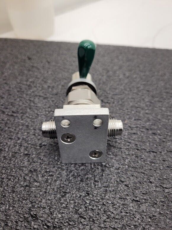Swagelok SS-DLVCR4-RD High Pressure ON/OFF Diaphragm Valve 1/4" VCR Male Ports
