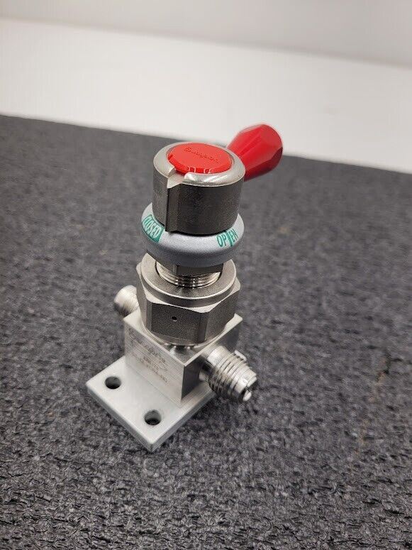 Swagelok SS-DLVCR4-RD High Pressure ON/OFF Diaphragm Valve 1/4" VCR Male Ports B