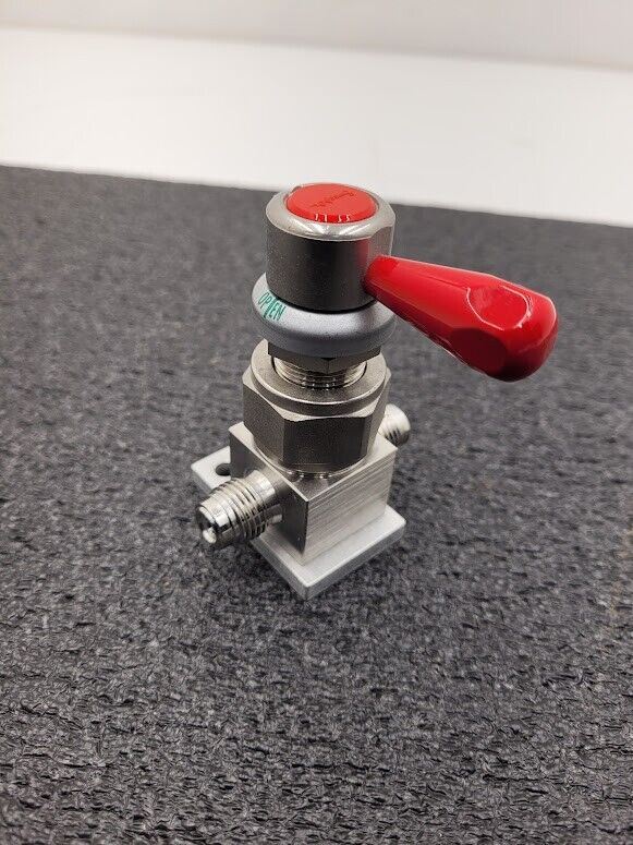 Swagelok SS-DLVCR4-RD High Pressure ON/OFF Diaphragm Valve 1/4" VCR Male Ports B
